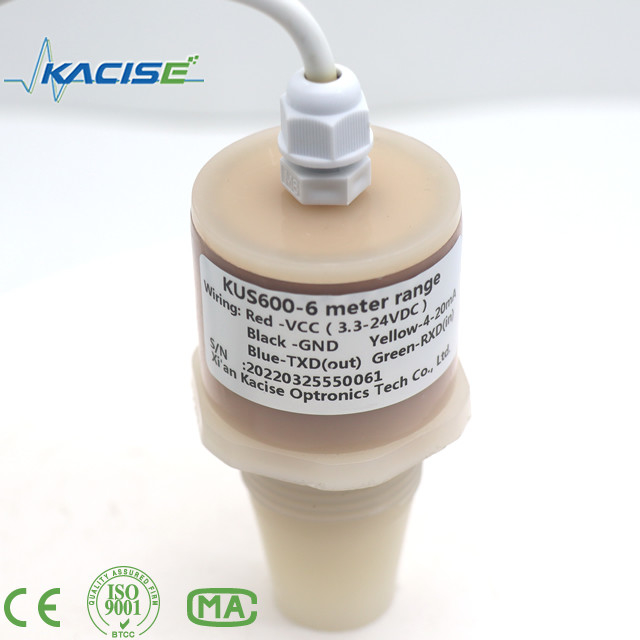 Der Ultraschallsensor KUS600 aus PVDF/PTFE-Materialien wird zur Abstands- und Flüssigkeitsmessung verwendet.