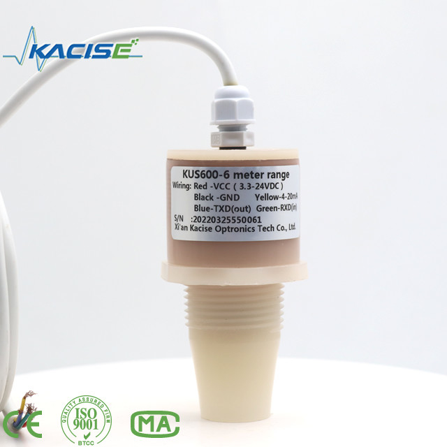Der Ultraschallsensor KUS600 aus PVDF/PTFE-Materialien wird zur Abstands- und Flüssigkeitsmessung verwendet.
