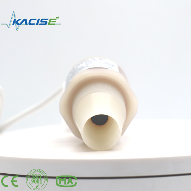 Der Ultraschallsensor KUS600 aus PVDF/PTFE-Materialien wird zur Abstands- und Flüssigkeitsmessung verwendet.
