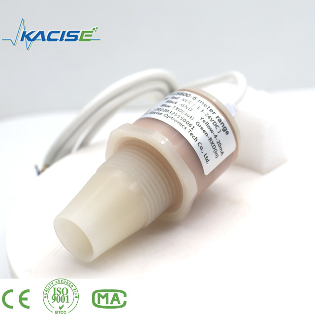 Der Ultraschallsensor KUS600 aus PVDF/PTFE-Materialien wird zur Abstands- und Flüssigkeitsmessung verwendet.
