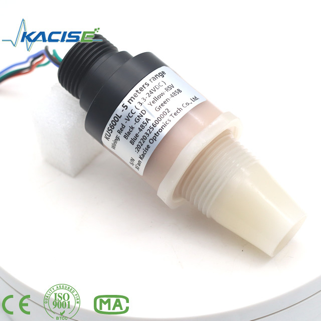 Der Ultraschallsensor KUS600 aus PVDF/PTFE-Materialien wird zur Abstands- und Flüssigkeitsmessung verwendet.