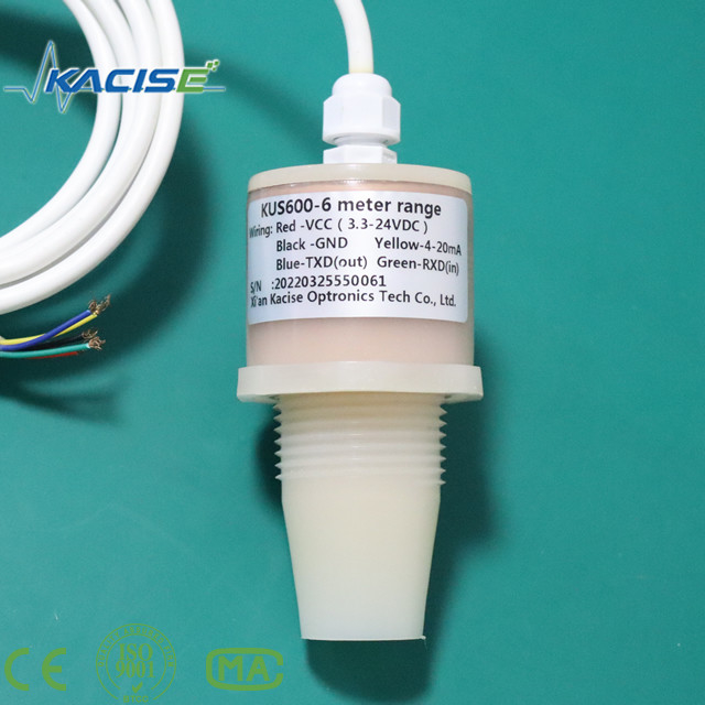Der Ultraschallsensor KUS600 aus PVDF/PTFE-Materialien wird zur Abstands- und Flüssigkeitsmessung verwendet.