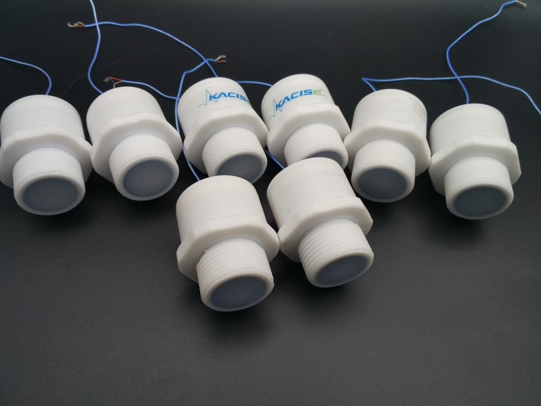 Kleiner Ultraschallsensor mit einer Reichweite von 2,5 m, mehreren Ausgängen und korrosionsbeständigem PVDF-Gehäuse
