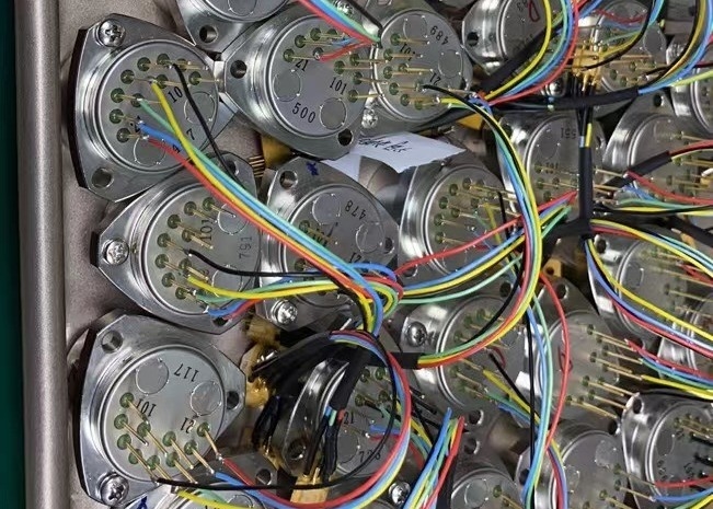 Militärische Vibrationssensor-Verschleunigungseinheit mit Abweichungswert K0/K1≤±3 mg