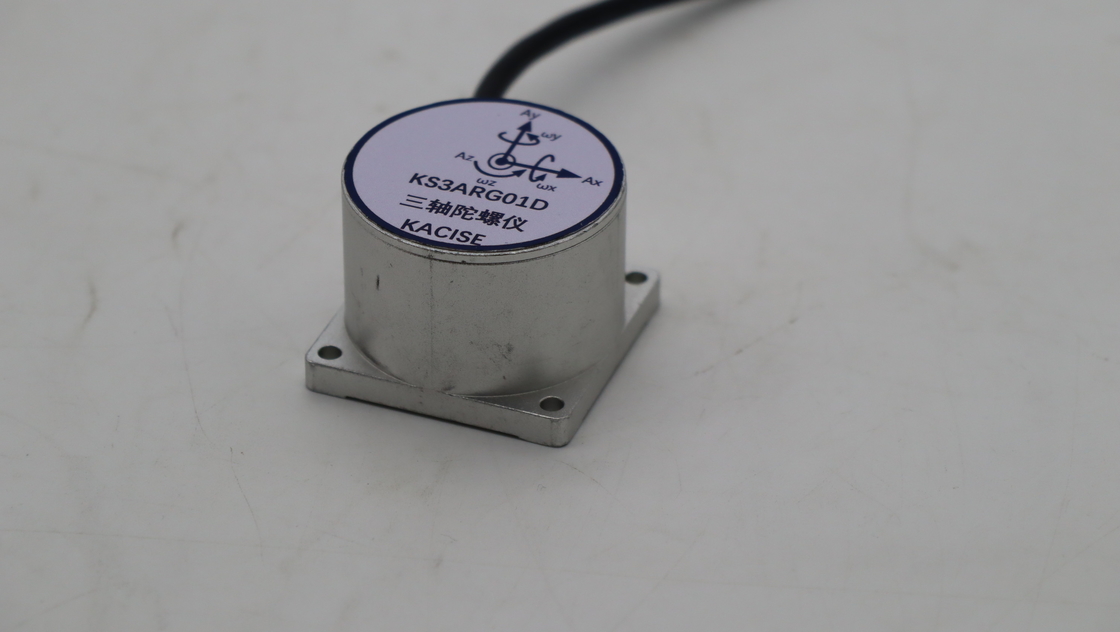 MEMS-Drei-Achsen-Gyroskop wird in Trägheitsnavigationssystemen mit einer Reichweite von ± 300 (゚/s) und einem Stoß von 10000 g verwendet