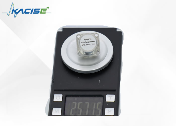 Präzision 0,6-1,3 mA/g Beschleunigungsmesssensor < 5 μg Auflösung für Vibrationsprüfungen ≤ 50 μg/g2