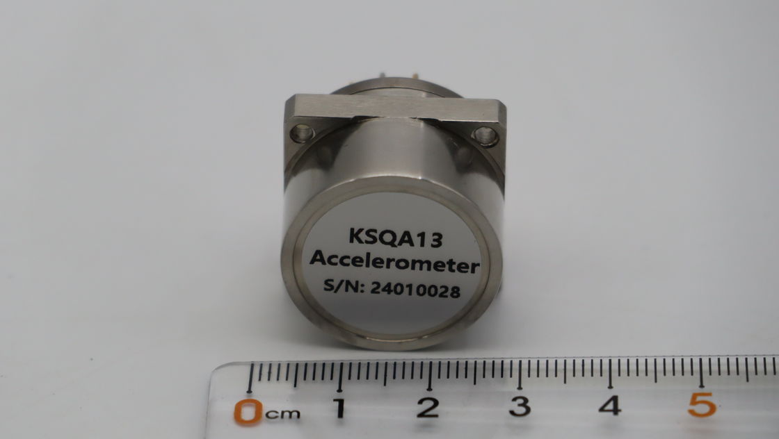 Präzisions-Beschleunigungssensor mit 2,3 ~ 3,5 mA/g Skalierungsfaktor, 500 g Stoßfestigkeit und ±15 g Vibrationsspitzensinus