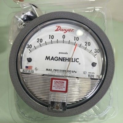 Dwyer Magnehelic 2300-60PA Differenzdruckmessgerät mit 60-0-60 Pa Bereich, ±2 % Genauigkeit und IP67-Gehäuse