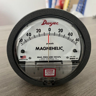 Dwyer-Differenzdruckmessgerät der Baureihe 2000 mit ±2% FS-Genauigkeit und reibungsloser magnetischer Bewegung für Anwendungen bei 20-140 °F