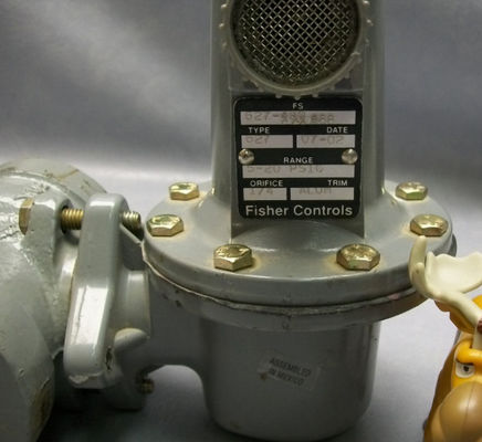 Direktgesteuerter Druckminderer der Serie 627 mit 2000-Psig-Einlass, 5-500-Psig-Auslass und internem Überdruckventil